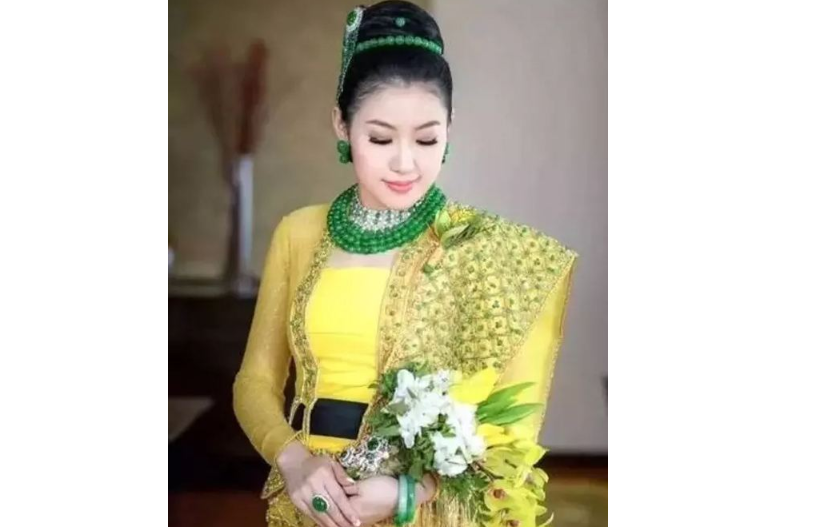你见过用翡翠制作的嫁衣吗？来看这位缅甸新娘的嫁衣！(图1)